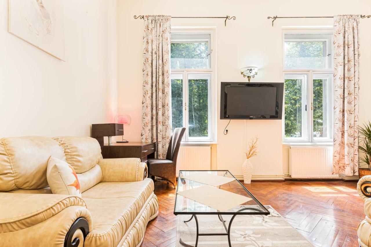 Sabin Apartments Private Parking Braşov Buitenkant foto